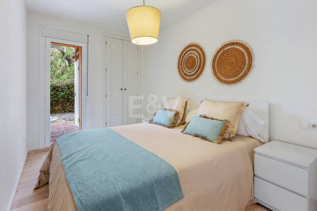 Gartenwohnung am Strand mit Touristenlizenz in einer bewachten Wohnanlage – Strandclubs, internationale Schulen und Annehmlichkeiten zu Fuß erreichbar