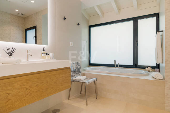 Elegante Zeitgenössische Villa in Las Lomas del Marbella Club an der Goldenen Meile