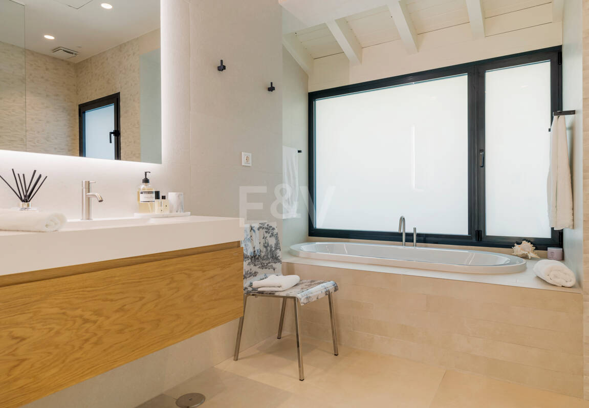 Elegante Zeitgenössische Villa in Las Lomas del Marbella Club an der Goldenen Meile