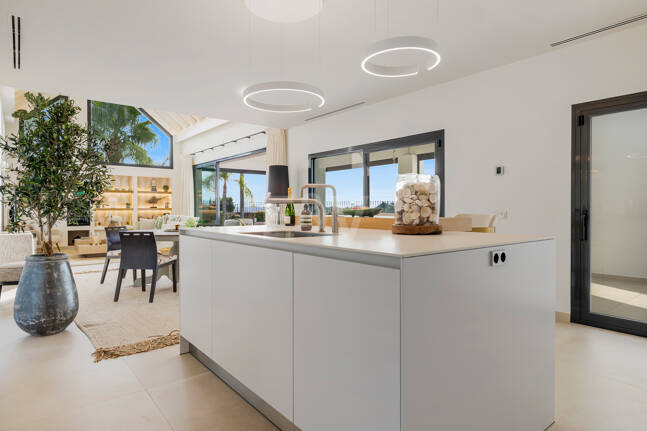 Elegante Zeitgenössische Villa in Las Lomas del Marbella Club an der Goldenen Meile