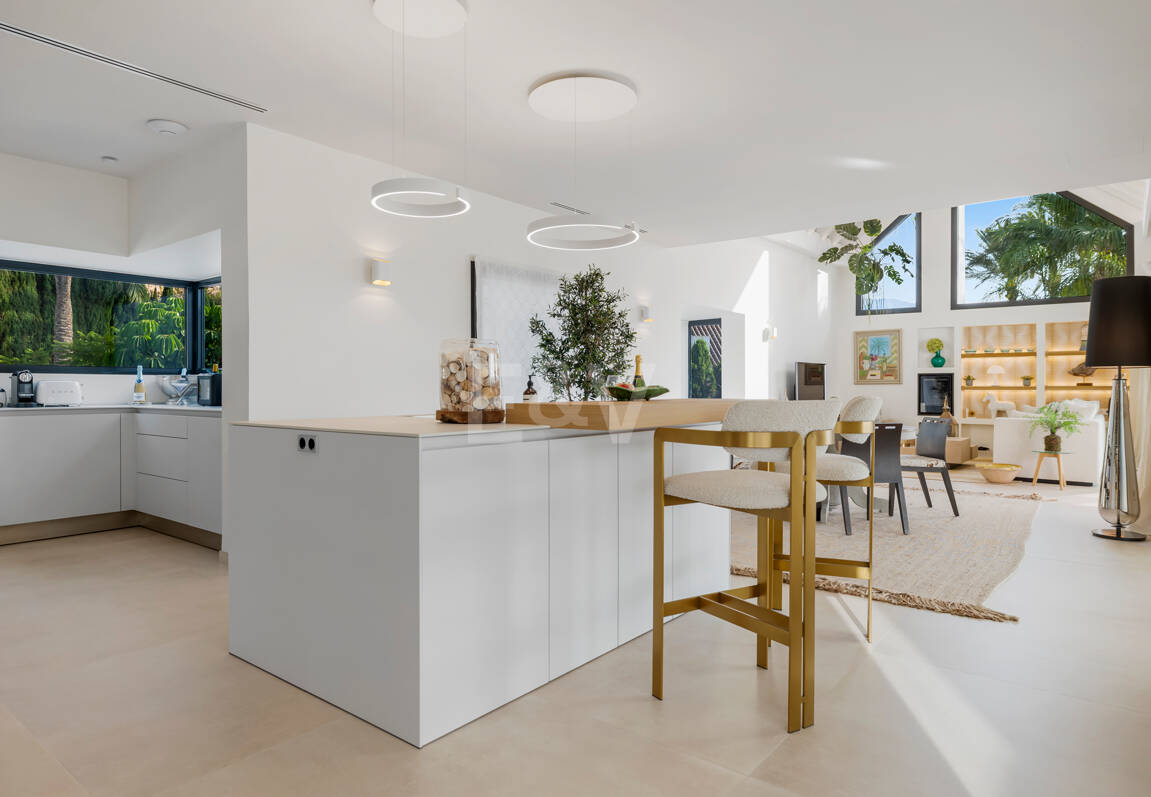 Elegante Zeitgenössische Villa in Las Lomas del Marbella Club an der Goldenen Meile