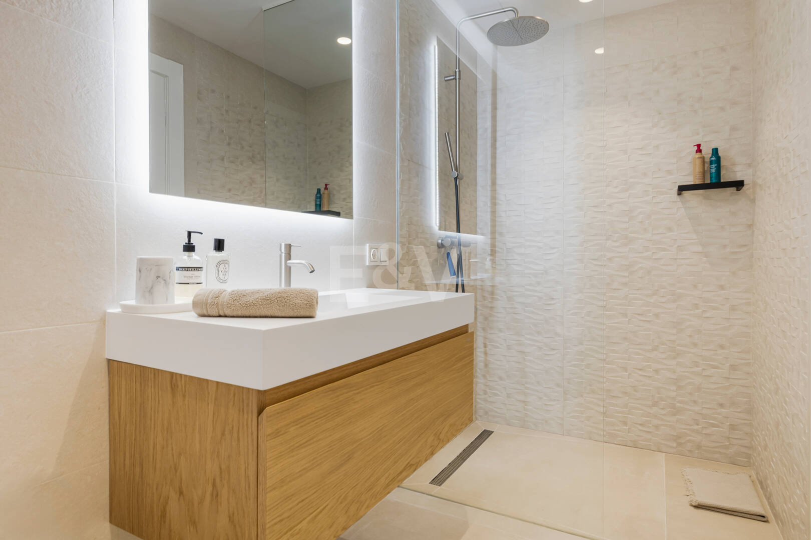 Elegante Zeitgenössische Villa in Las Lomas del Marbella Club an der Goldenen Meile