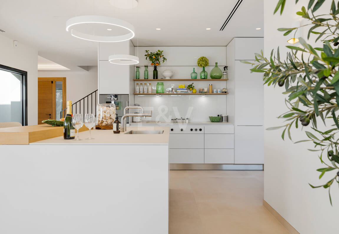 Elegante Zeitgenössische Villa in Las Lomas del Marbella Club an der Goldenen Meile