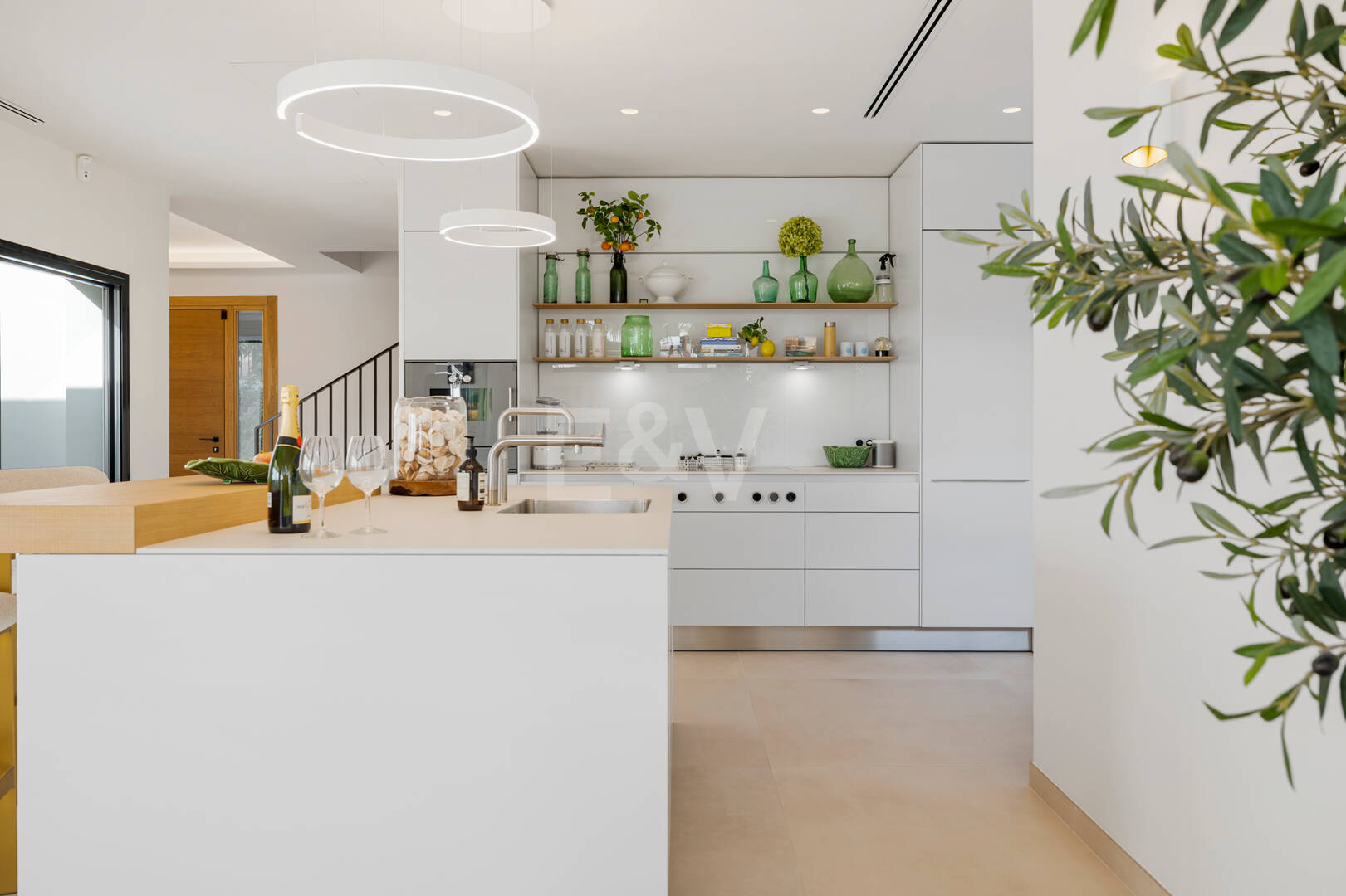 Elegante Zeitgenössische Villa in Las Lomas del Marbella Club an der Goldenen Meile