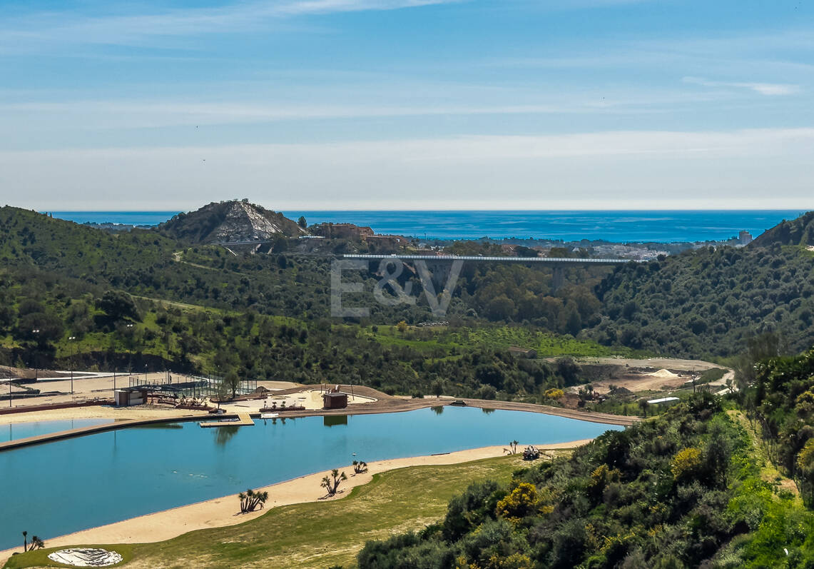 Parcela orientada al sur con vistas al mar y la montaña en Real de la Quinta