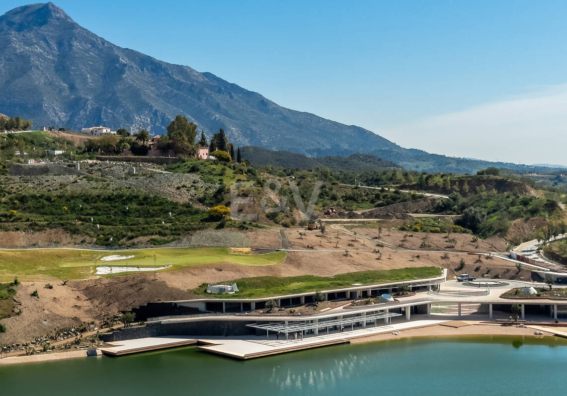 Parcela orientada al sur con vistas al mar y la montaña en Real de la Quinta