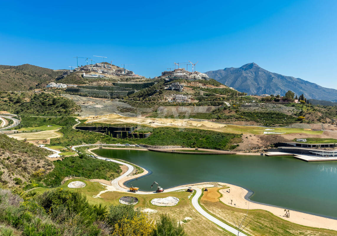 Parcela orientada al sur con vistas al mar y la montaña en Real de la Quinta