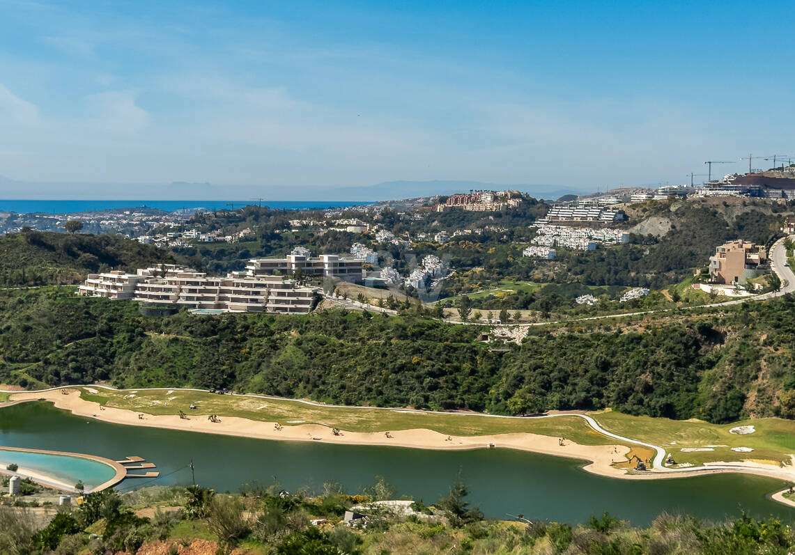 Parcela orientada al sur con vistas al mar y la montaña en Real de la Quinta