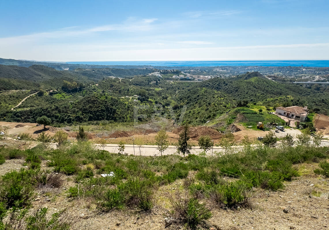 Parcela orientada al sur con vistas al mar y la montaña en Real de la Quinta