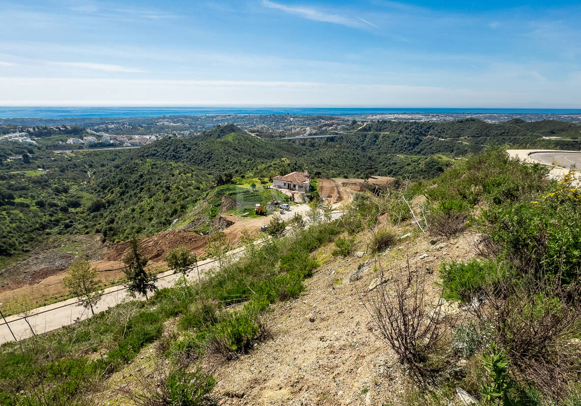 Parcela orientada al sur con vistas al mar y la montaña en Real de la Quinta