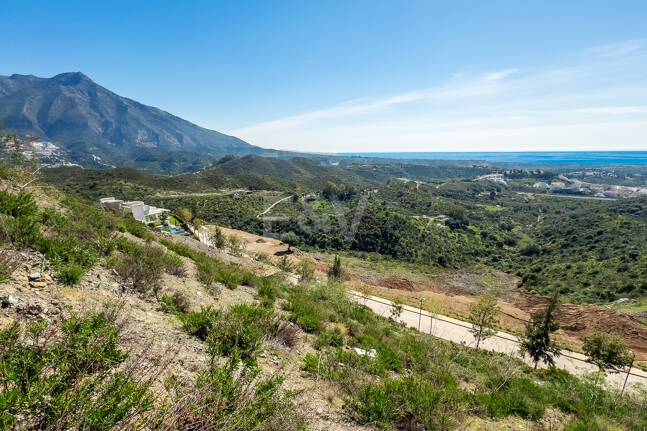 Prime South-Facing Plot with Sea & Mountain Views in Real de la Quinta