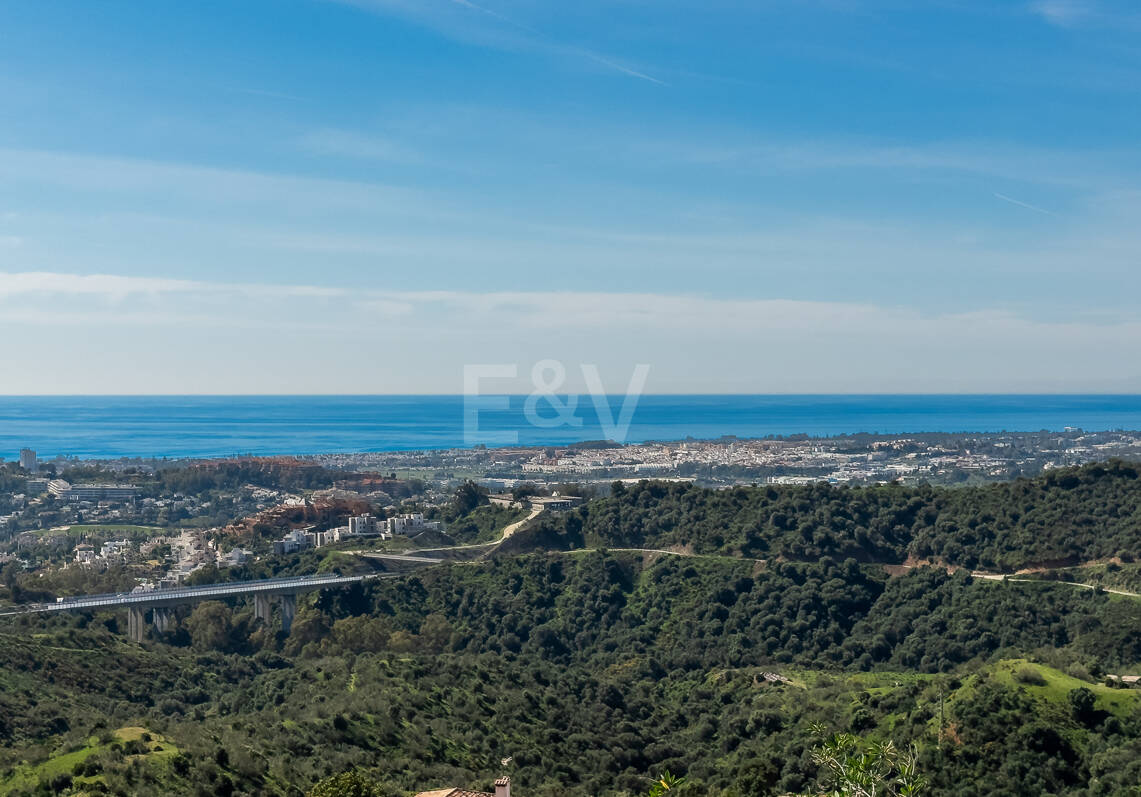 Parcela orientada al sur con vistas al mar y la montaña en Real de la Quinta