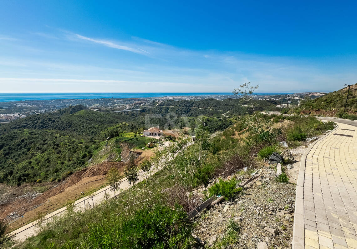 Parcela orientada al sur con vistas al mar y la montaña en Real de la Quinta