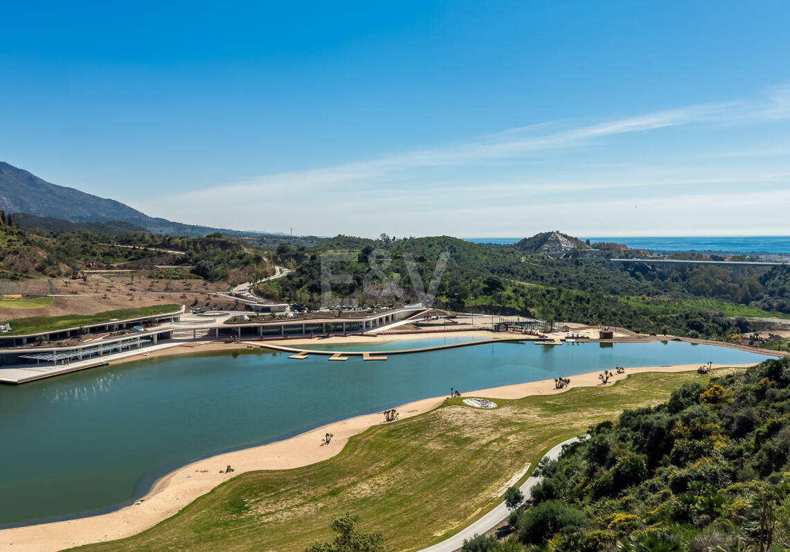 Parcela orientada al sur con vistas al mar y la montaña en Real de la Quinta