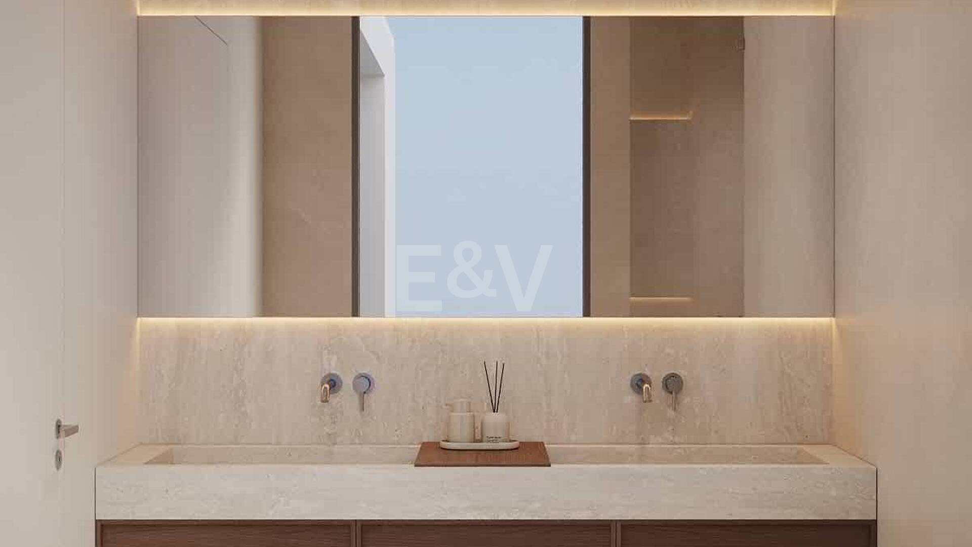 Modern Townhouse with Magnificent Solarium and Jacuzzi, Steps from Local Amenities and the Beach