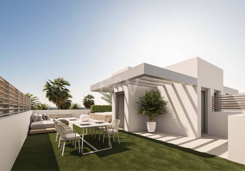 Modern Townhouse with Magnificent Solarium and Jacuzzi, Steps from Local Amenities and the Beach