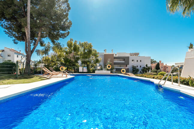 Apartament na parterze na sprzedaż w Nueva Andalucia, Marbella (Wszystkie obszary)