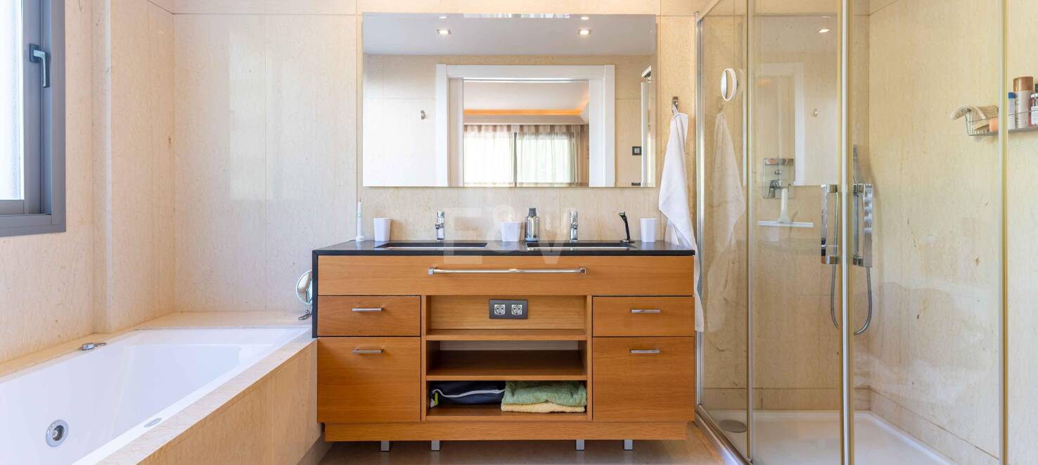 Markplanslägenhet till salu i Benahavis