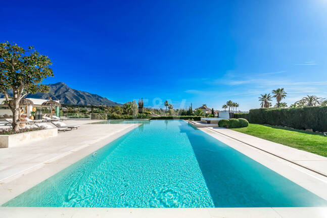 Exceptionell modern villa i gated, ultraprestigefyllda La Cerquillawith Sea Views och Private Tennis Court