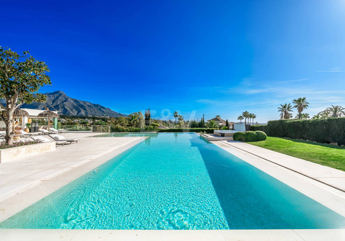 Exclusiva villa en comunidad privada con vistas al mar y pista de tenis