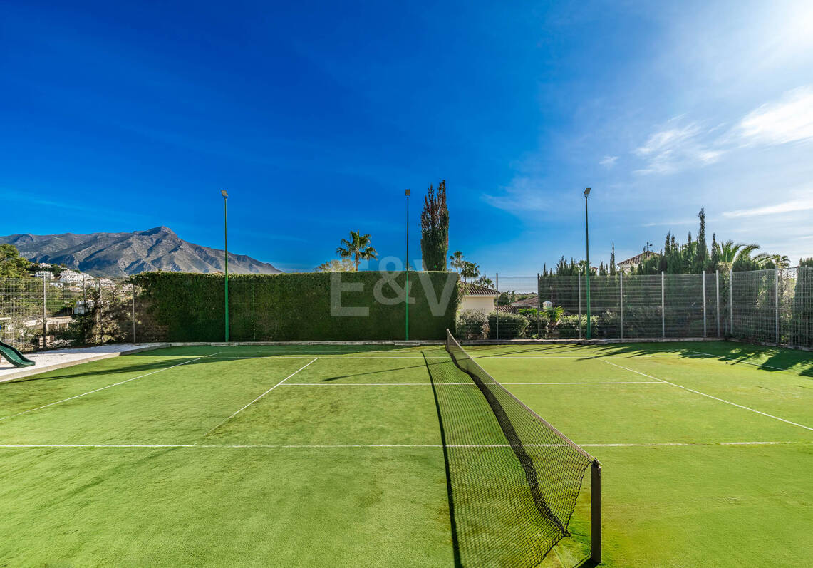 Exclusiva villa en comunidad privada con vistas al mar y pista de tenis