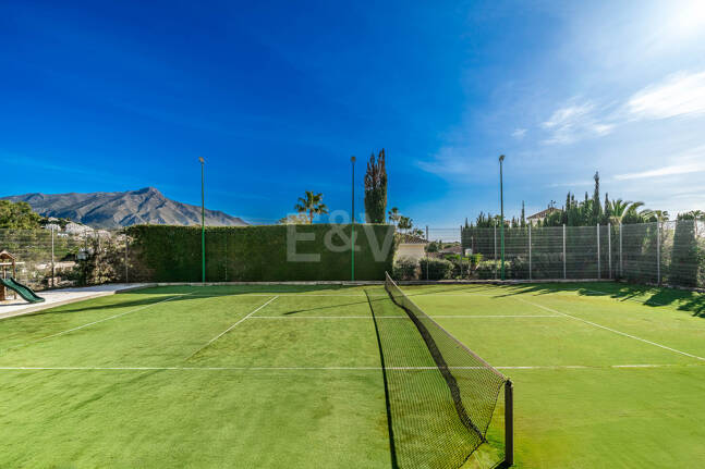 Exceptionell modern villa i gated, ultraprestigefyllda La Cerquillawith Sea Views och Private Tennis Court