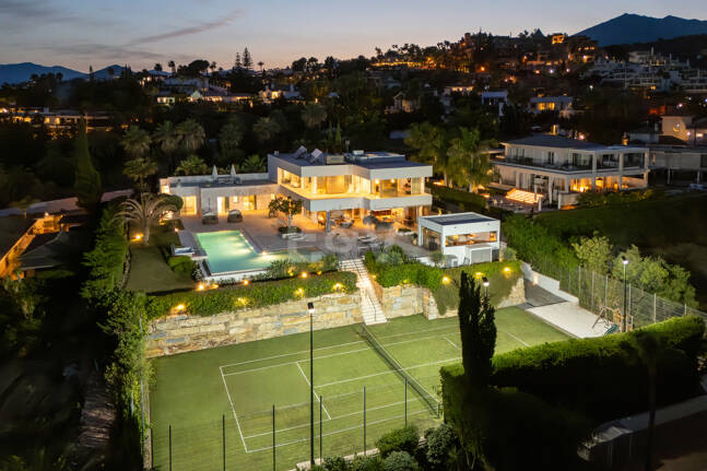 Exceptionell modern villa i gated, ultraprestigefyllda La Cerquillawith Sea Views och Private Tennis Court
