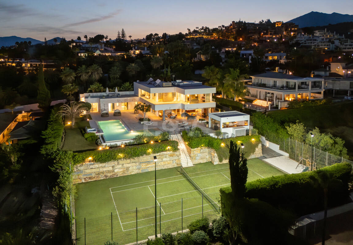 Exceptionell modern villa i gated, ultraprestigefyllda La Cerquillawith Sea Views och Private Tennis Court