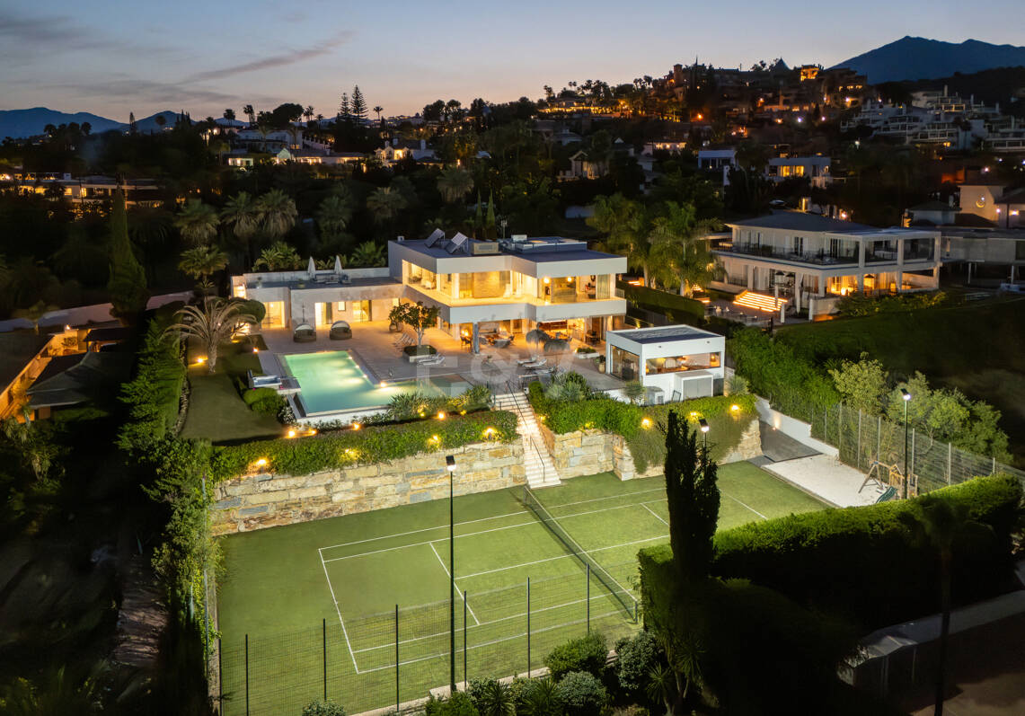 Exclusiva villa en comunidad privada con vistas al mar y pista de tenis