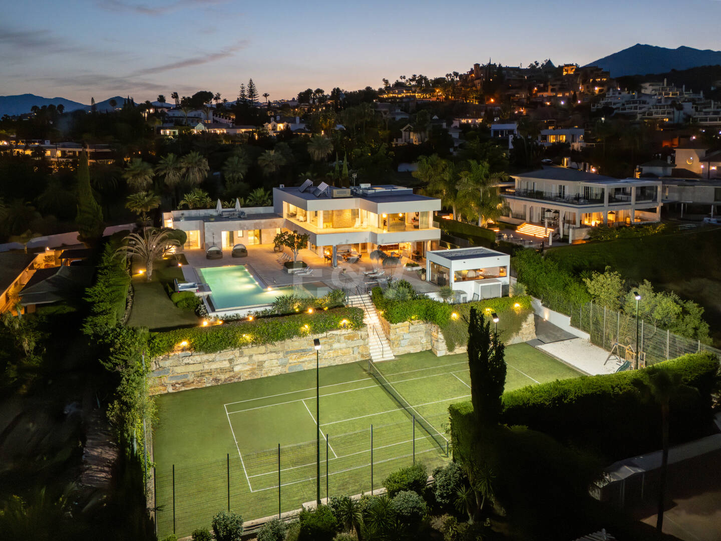 Exceptionell modern villa i gated, ultraprestigefyllda La Cerquillawith Sea Views och Private Tennis Court