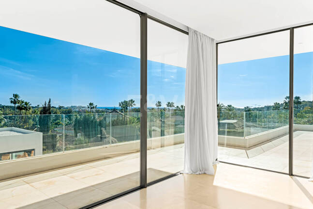 Exceptionell modern villa i gated, ultraprestigefyllda La Cerquillawith Sea Views och Private Tennis Court