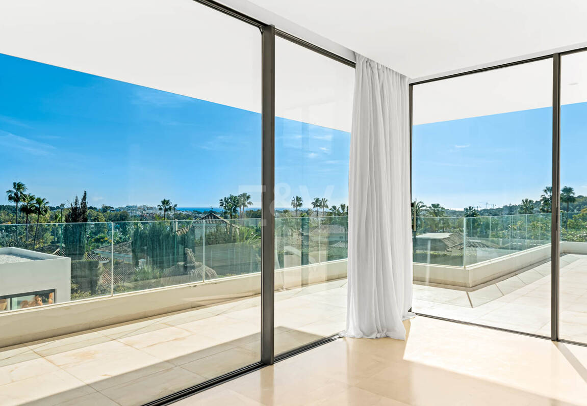 Exceptionell modern villa i gated, ultraprestigefyllda La Cerquillawith Sea Views och Private Tennis Court