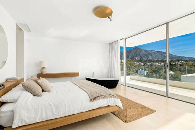 Exceptionell modern villa i gated, ultraprestigefyllda La Cerquillawith Sea Views och Private Tennis Court