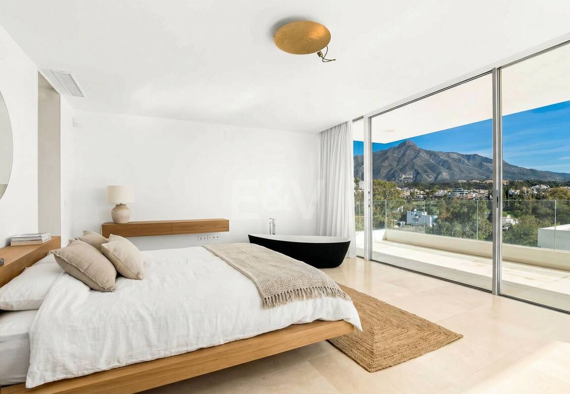 Exceptionell modern villa i gated, ultraprestigefyllda La Cerquillawith Sea Views och Private Tennis Court