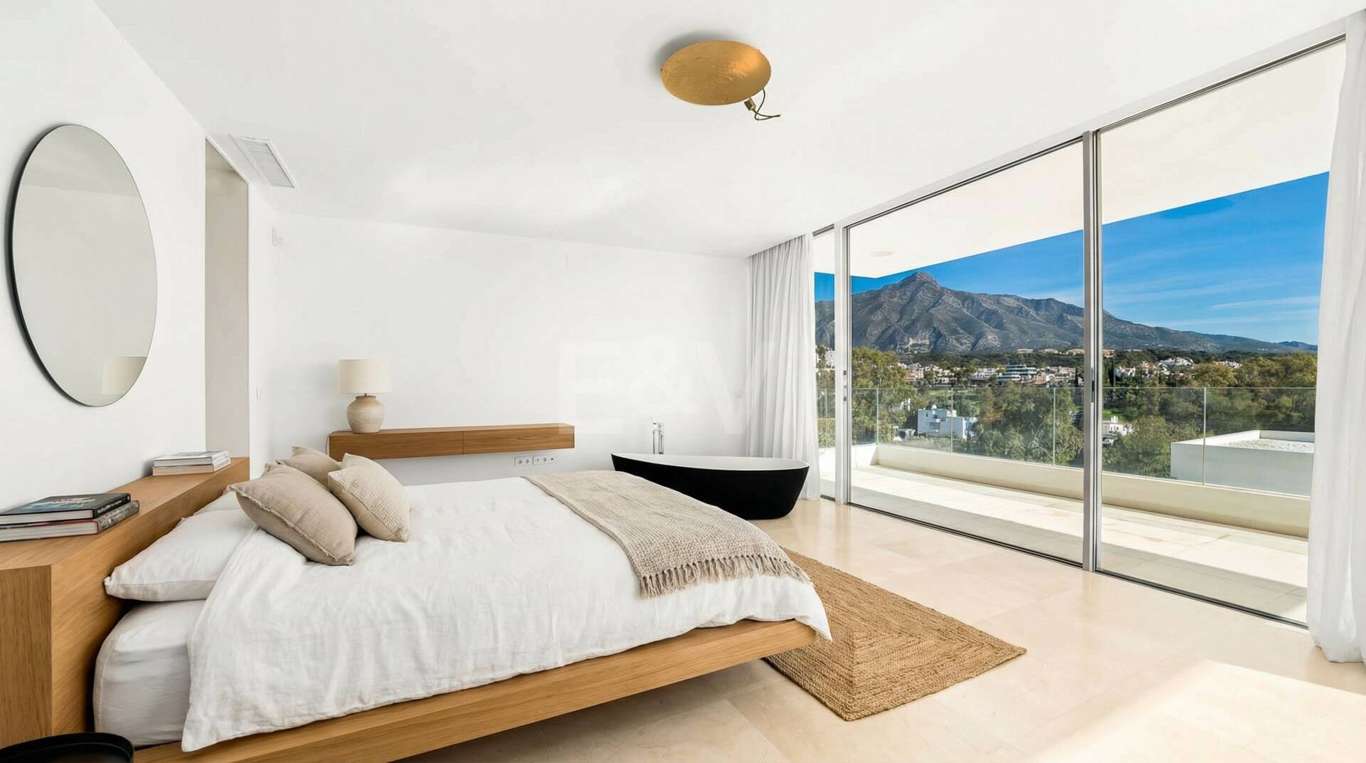 Exceptionell modern villa i gated, ultraprestigefyllda La Cerquillawith Sea Views och Private Tennis Court