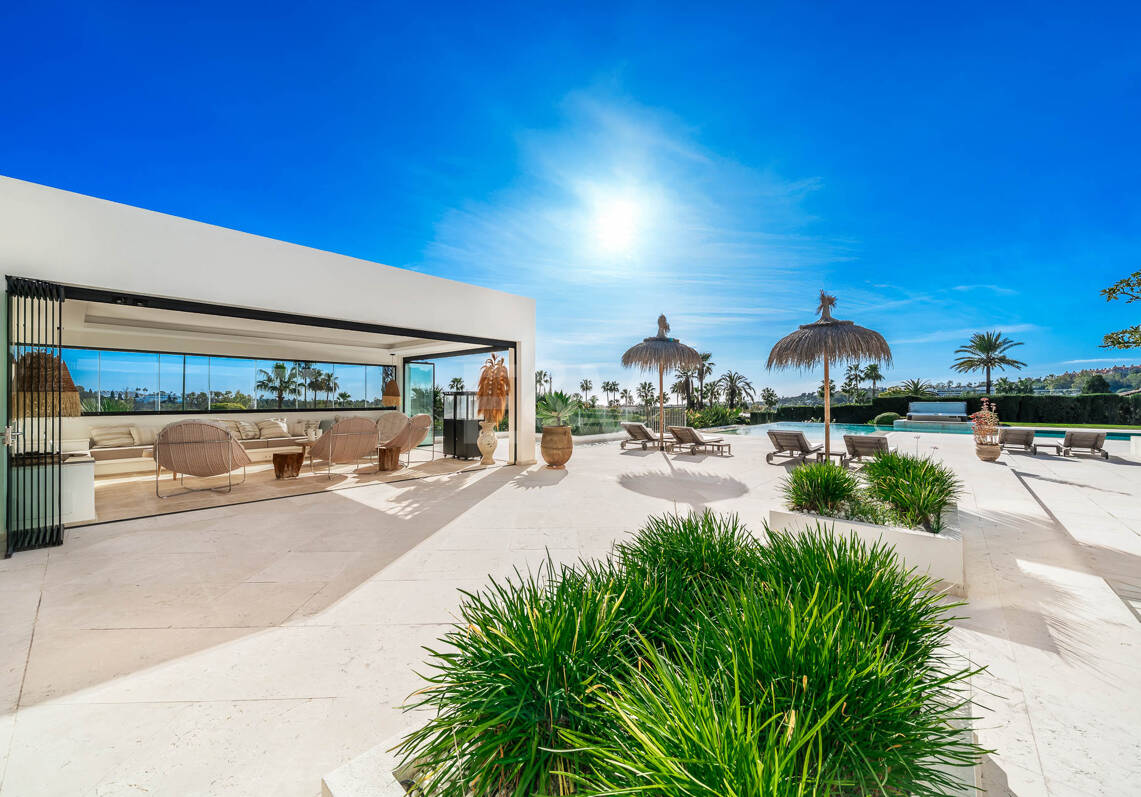 Exclusiva villa en comunidad privada con vistas al mar y pista de tenis