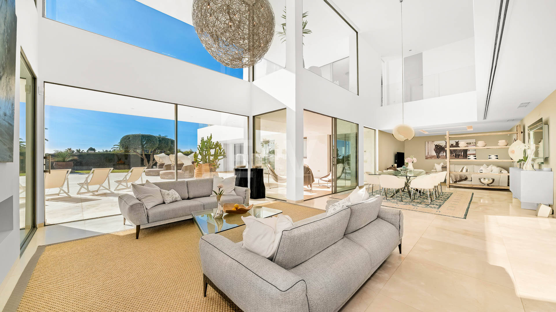 Exceptionell modern villa i gated, ultraprestigefyllda La Cerquillawith Sea Views och Private Tennis Court