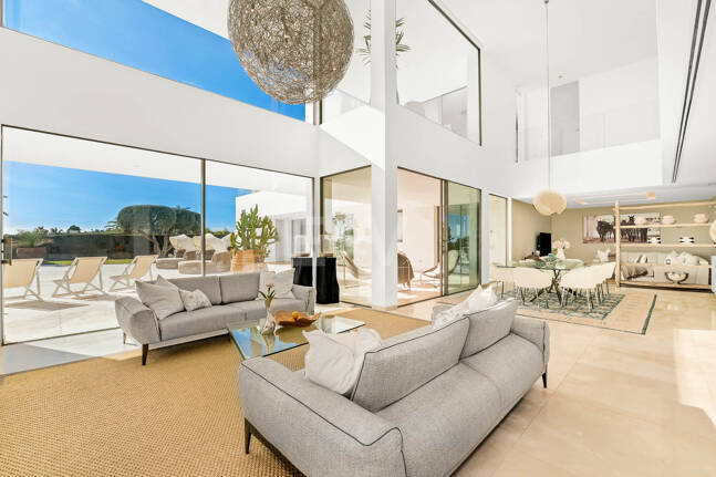 Exceptionell modern villa i gated, ultraprestigefyllda La Cerquillawith Sea Views och Private Tennis Court