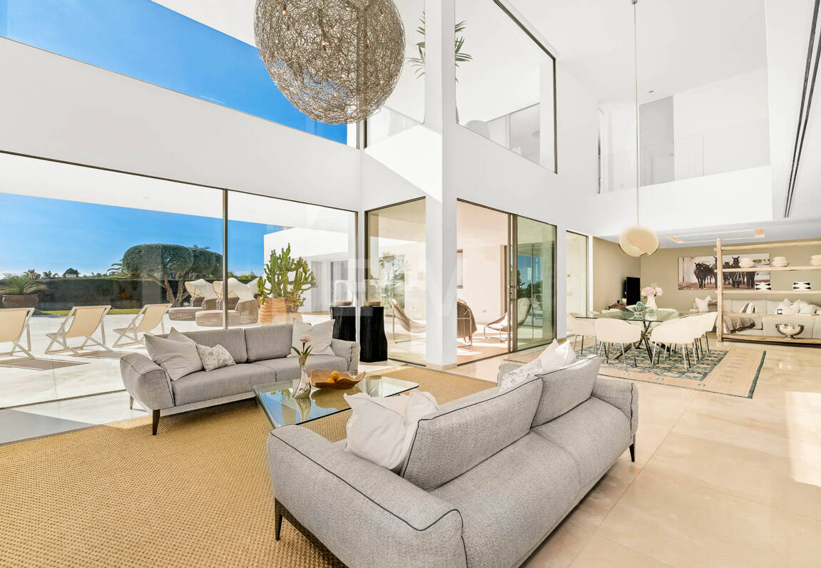 Exceptionell modern villa i gated, ultraprestigefyllda La Cerquillawith Sea Views och Private Tennis Court