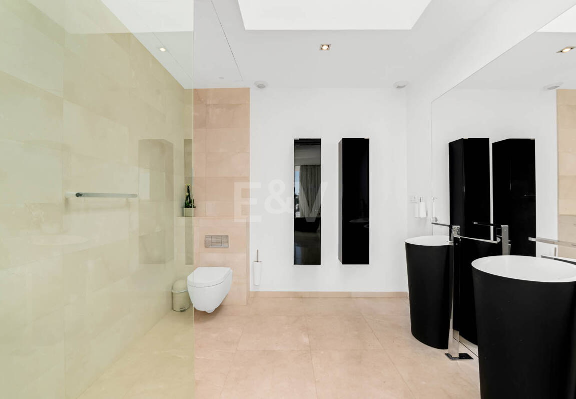 Exceptionell modern villa i gated, ultraprestigefyllda La Cerquillawith Sea Views och Private Tennis Court