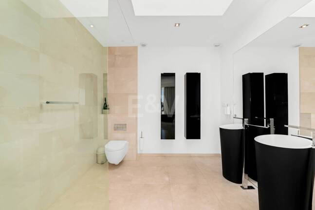 Exceptionell modern villa i gated, ultraprestigefyllda La Cerquillawith Sea Views och Private Tennis Court