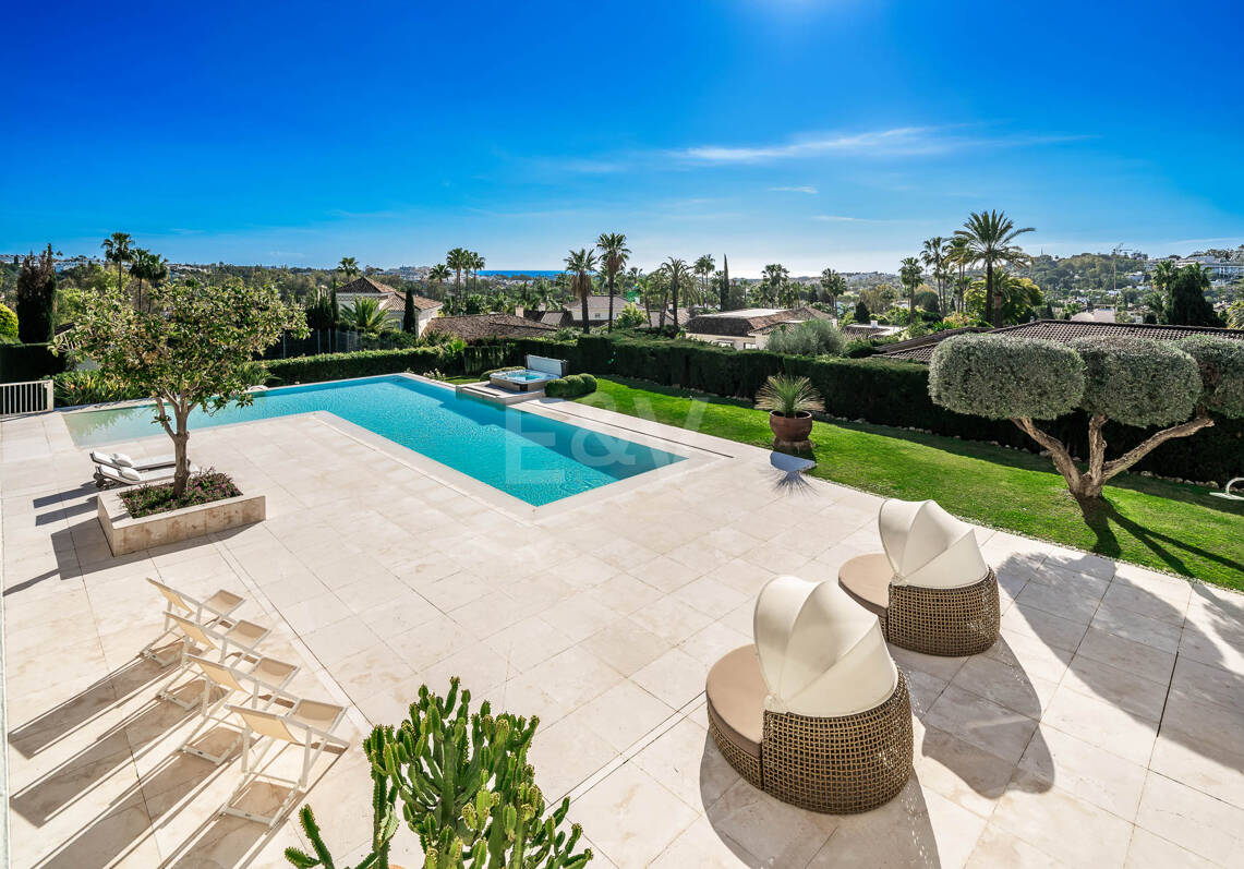 Exclusiva villa en comunidad privada con vistas al mar y pista de tenis