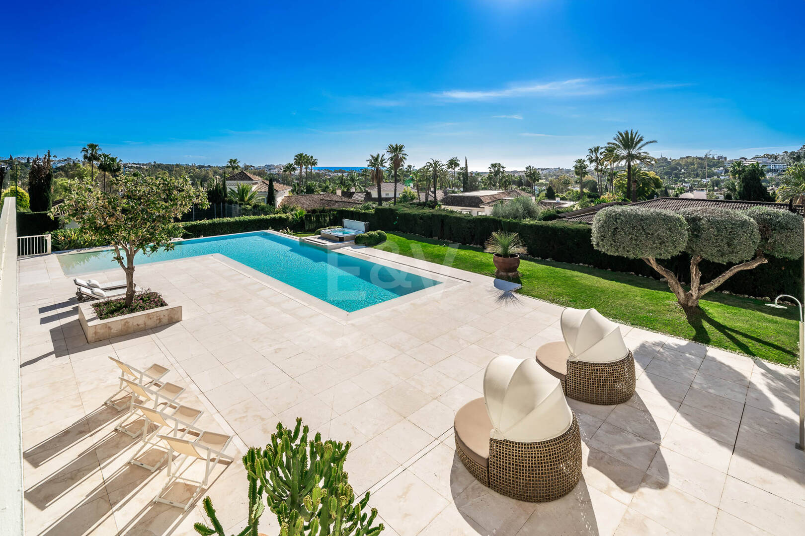 Exceptionell modern villa i gated, ultraprestigefyllda La Cerquillawith Sea Views och Private Tennis Court