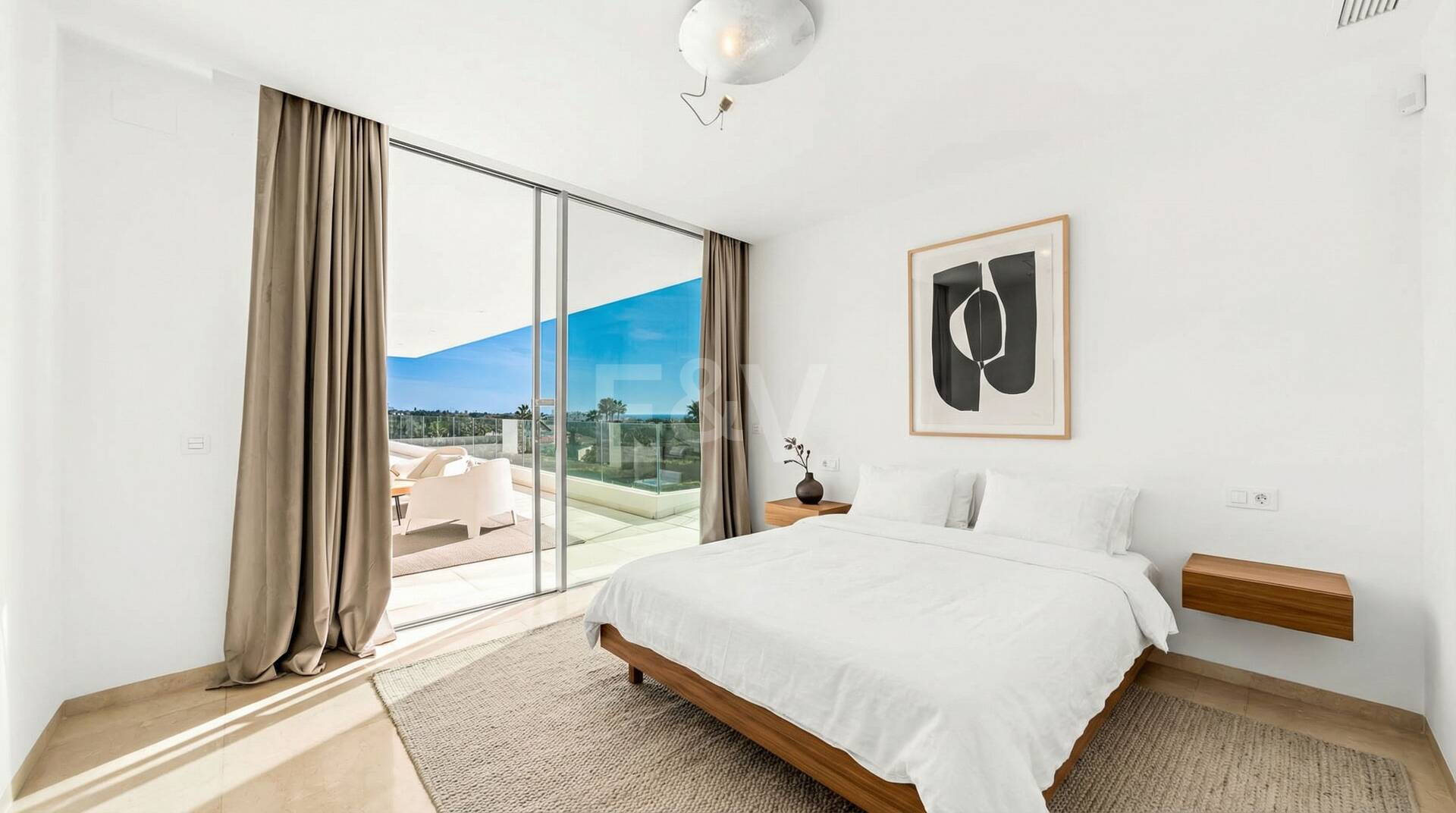 Exceptionell modern villa i gated, ultraprestigefyllda La Cerquillawith Sea Views och Private Tennis Court