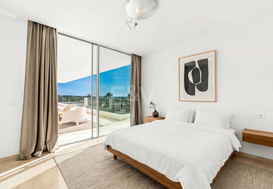 Exceptionell modern villa i gated, ultraprestigefyllda La Cerquillawith Sea Views och Private Tennis Court