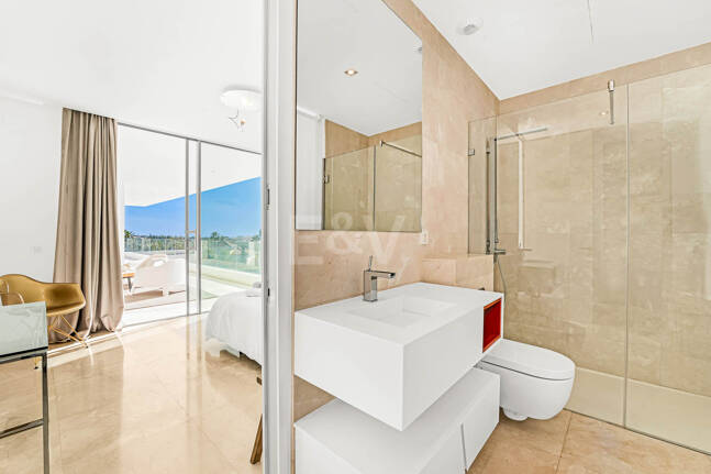 Exceptionell modern villa i gated, ultraprestigefyllda La Cerquillawith Sea Views och Private Tennis Court