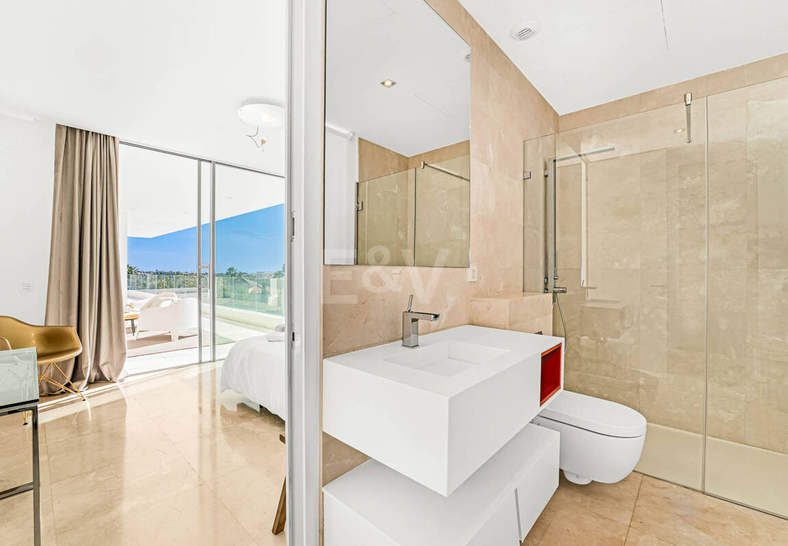 Exceptionell modern villa i gated, ultraprestigefyllda La Cerquillawith Sea Views och Private Tennis Court