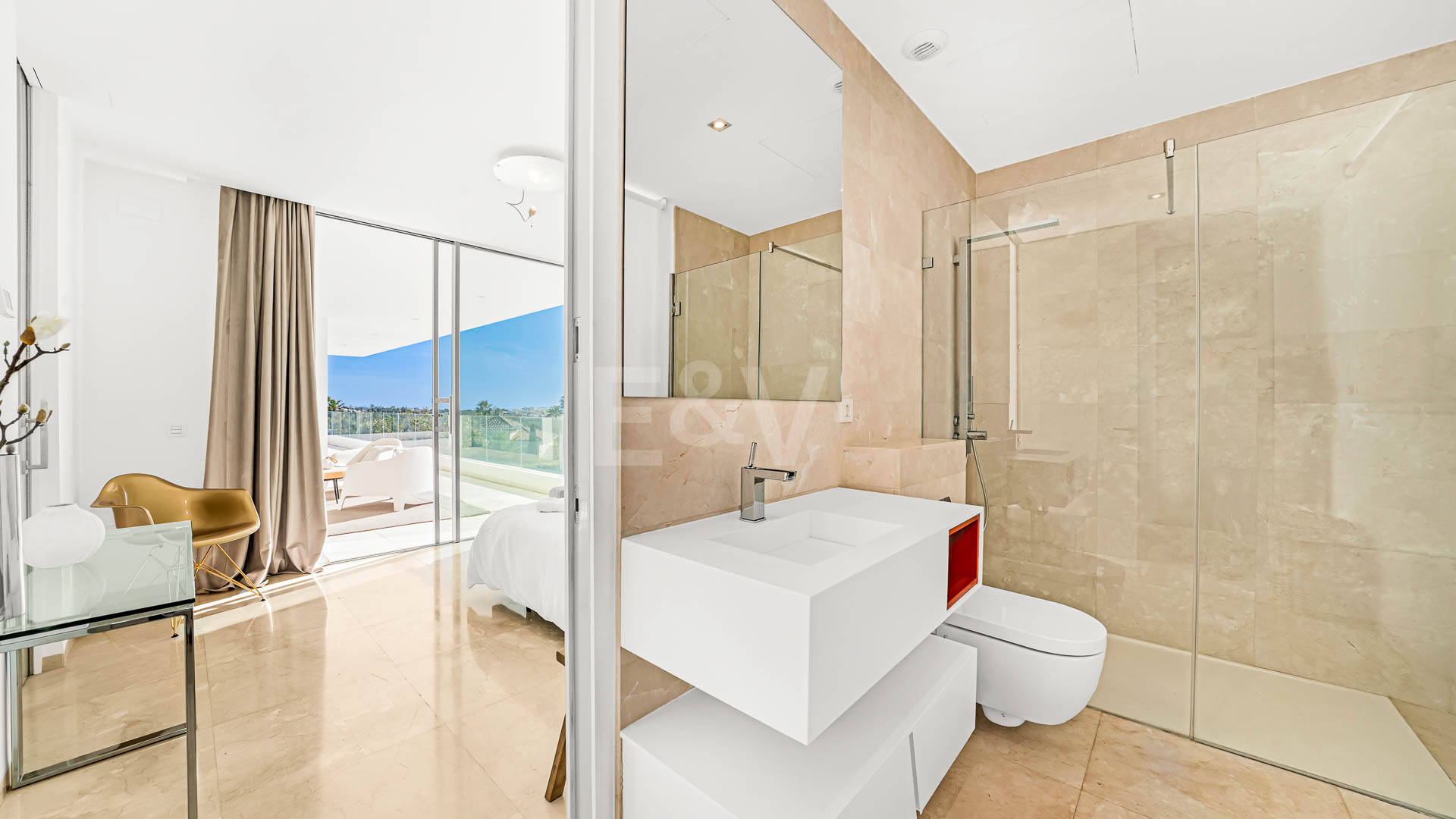 Exceptionell modern villa i gated, ultraprestigefyllda La Cerquillawith Sea Views och Private Tennis Court