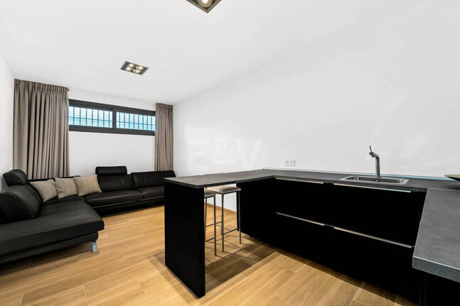 Exceptionell modern villa i gated, ultraprestigefyllda La Cerquillawith Sea Views och Private Tennis Court