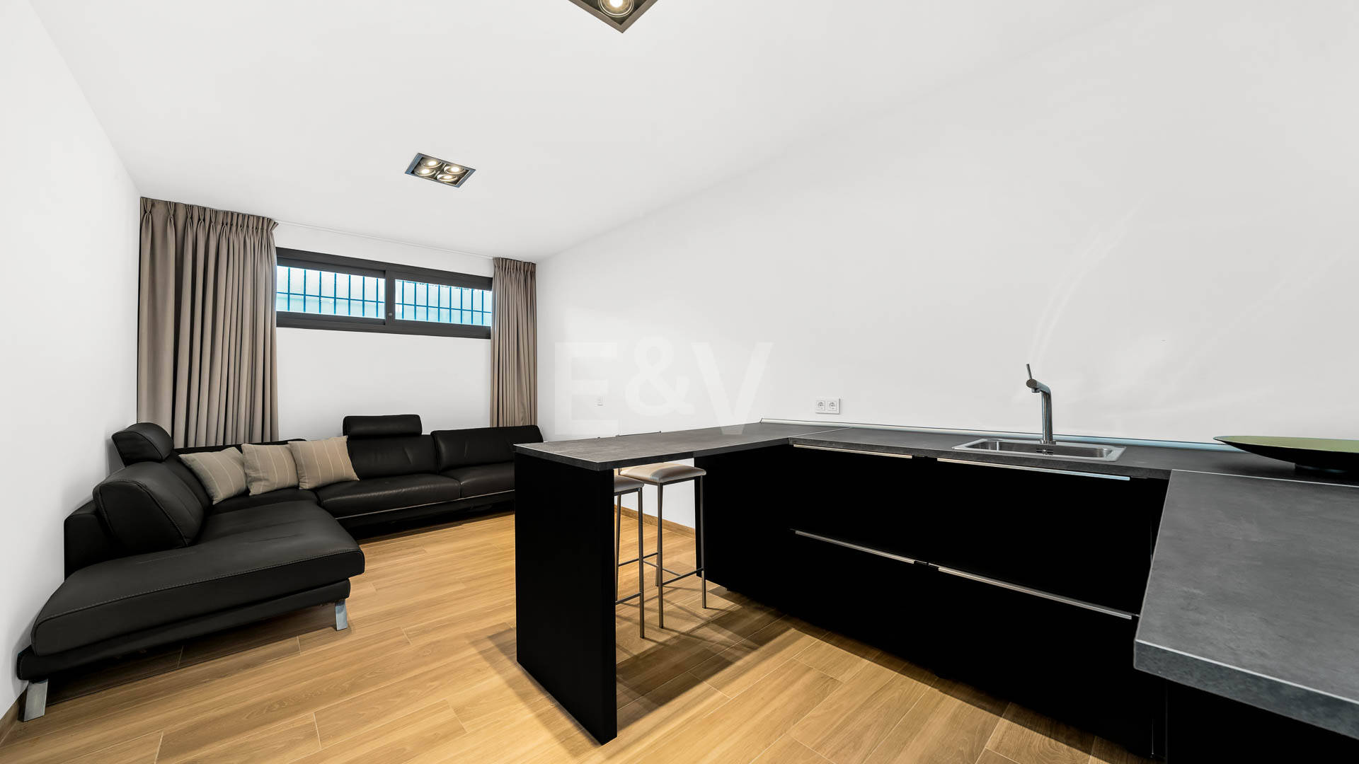 Exceptionell modern villa i gated, ultraprestigefyllda La Cerquillawith Sea Views och Private Tennis Court